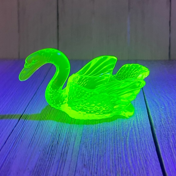 Vtg Vaseline Glass Swan Salt Cellar) - Picture 1 of 7